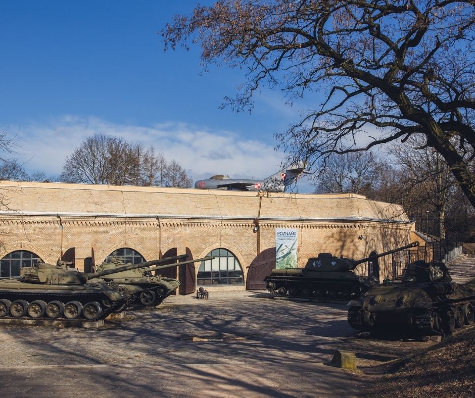 Muzeum Uzbrojenia z zewnątrz. Czołgi oraz samolot w otoczeniu Parku Cytadela w Poznaniu.